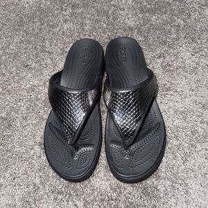 Crocs Monterey Hammered Metallic Wedge Flip flop Sandals - Women's 7